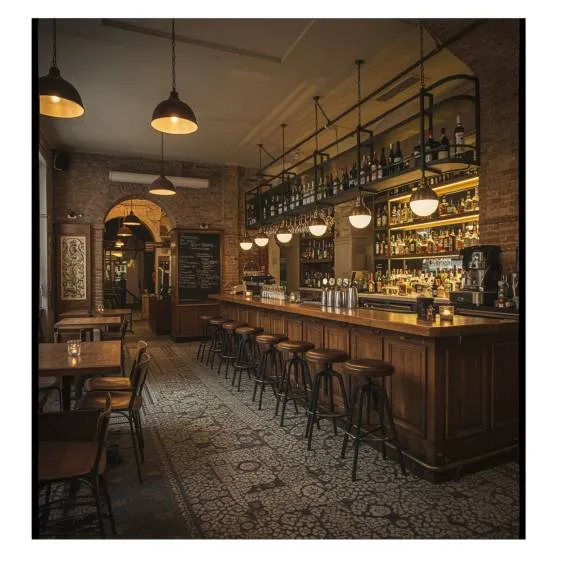 "Interior de un moderno bar-restaurante en Madrid con barra de madera, estanterías de vinos y suelos de mosaico, que combina diseño contemporáneo y elementos tradicionales españoles."